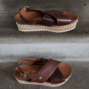 FLEXI WOMEN'S SIZE 8 BROWN PLATAFORM SANDALS.